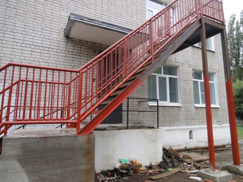 Фасадная лестница для кровли (RAL) - завод Железный форт