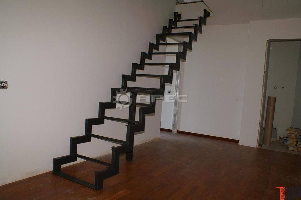 Куплю сходи. Лестница на металлокаркасе 80 на 40. Прямая лестница на металлокаркасе. Каркас металлической прямой лестницы. Лестница косоурная металлическая.