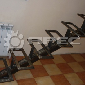 Косоур металлический для лестницы - 13