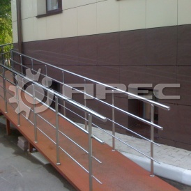 Пандус с поручнями из нержавеющей стали - 5